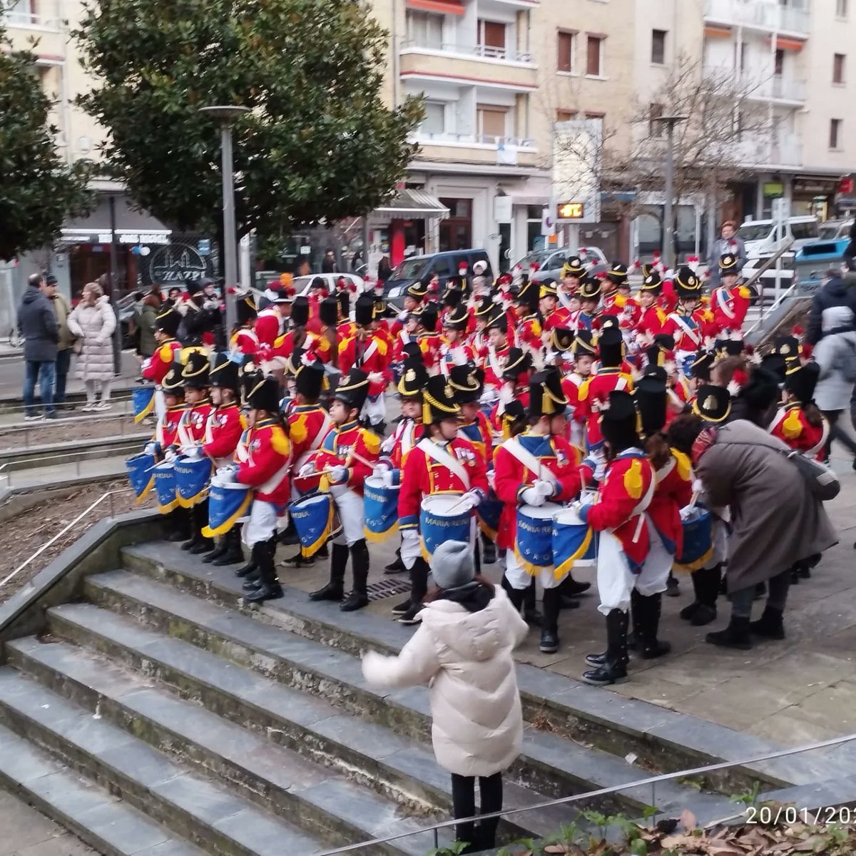 MRE_Eskola's tweet photo. EUS - Larunbatean MREko ikasleek urtero bezala desfilatu zuten Egian zehar, baina oraingoan 50. urteurrena ospatuz.

ES - El sábado el alumnado de MRE desfiló como todos los años por Egia, pero en esta ocasión celebrando el 50° aniversario.

#danborrada #tamborradainfantil https://t.co/htWl3BvAgF