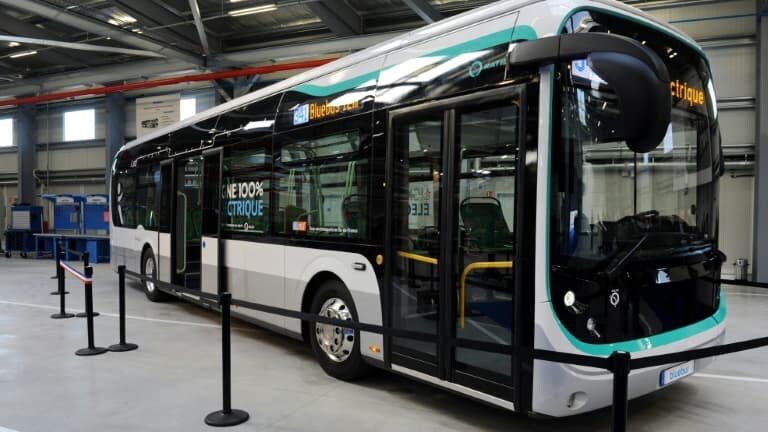 info_Paris_IDF's tweet photo. 🔴 FLASH - #IledeFrance : La #RATP a annoncé le retour à l'été prochain des bus électriques fabriqués par la filiale du groupe Bolloré #Bluebus.
👉 Ils avaient été retirés du trafic au printemps 2022 après deux #incendies au niveau des packs de batterie. (BFM) #IDFM https://t.co/yzF8bK4a2n