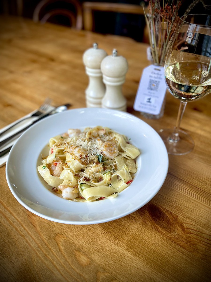 WhiteHartBarnes's tweet image. Need a hint of indulgence and comfort to shake the January chill? Why not try our king prawn pappardelle served with chilli, Parmesan pangrattato and coated in a confit garlic &amp;amp; parsley butter! 

#chefslife #youngschefs #chefsofinstagram #youngspublife #comfort #comfortfood