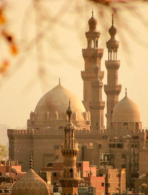 Rasûlullah ﷺ şöyle duâ ederdi:

“Ey kitabı indiren, hesabı çabucak gören
 Allah'ım! Düşmanı hezîmete uğrat.
 Ey benim Allah'ım! Onları perişan eyle. Onları darmadağın eyle.”

(Buhârî, Cihâd, 98)