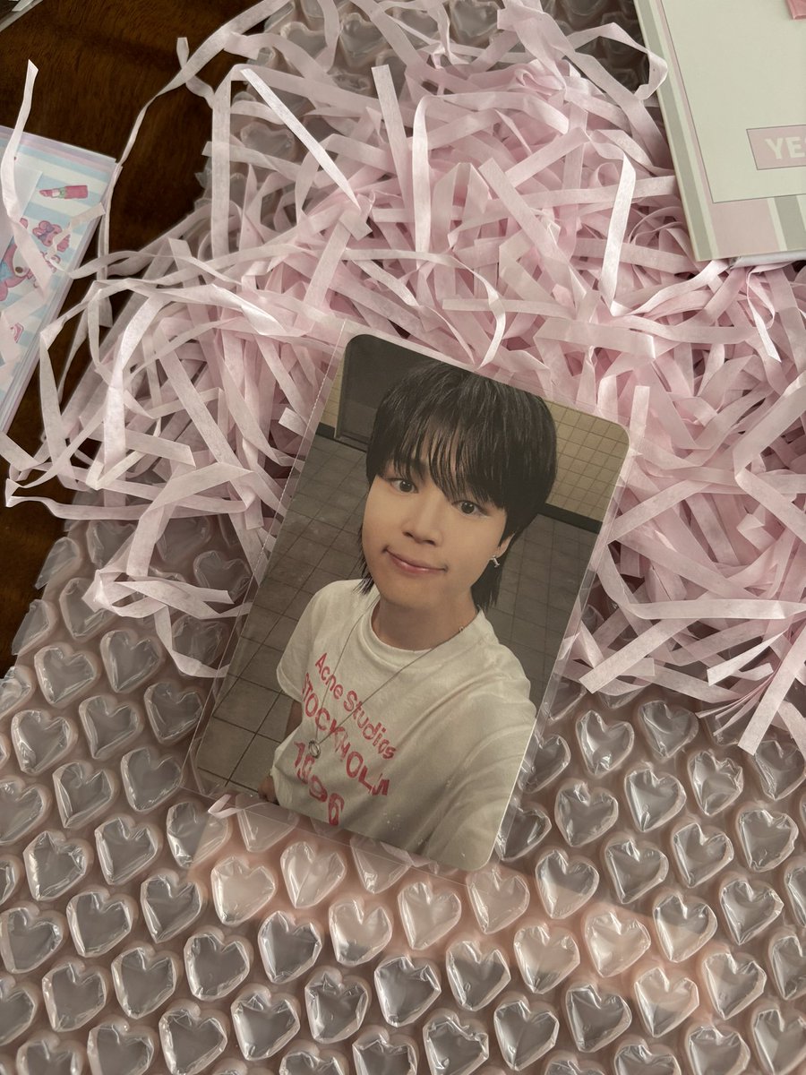 pr2mise's tweet photo. feedback mais que positivo maravilhoso incrível pra ju que me vendeu a ld do jimin pãozinho, não tenho nem palavras pra falar do carinho da ju na embalagem, é a mais linda que eu já recebi, muito muito muito obrigada pela venda e por todo o cuidado 💗 @jimistickers https://t.co/Lr7fNDq3OH