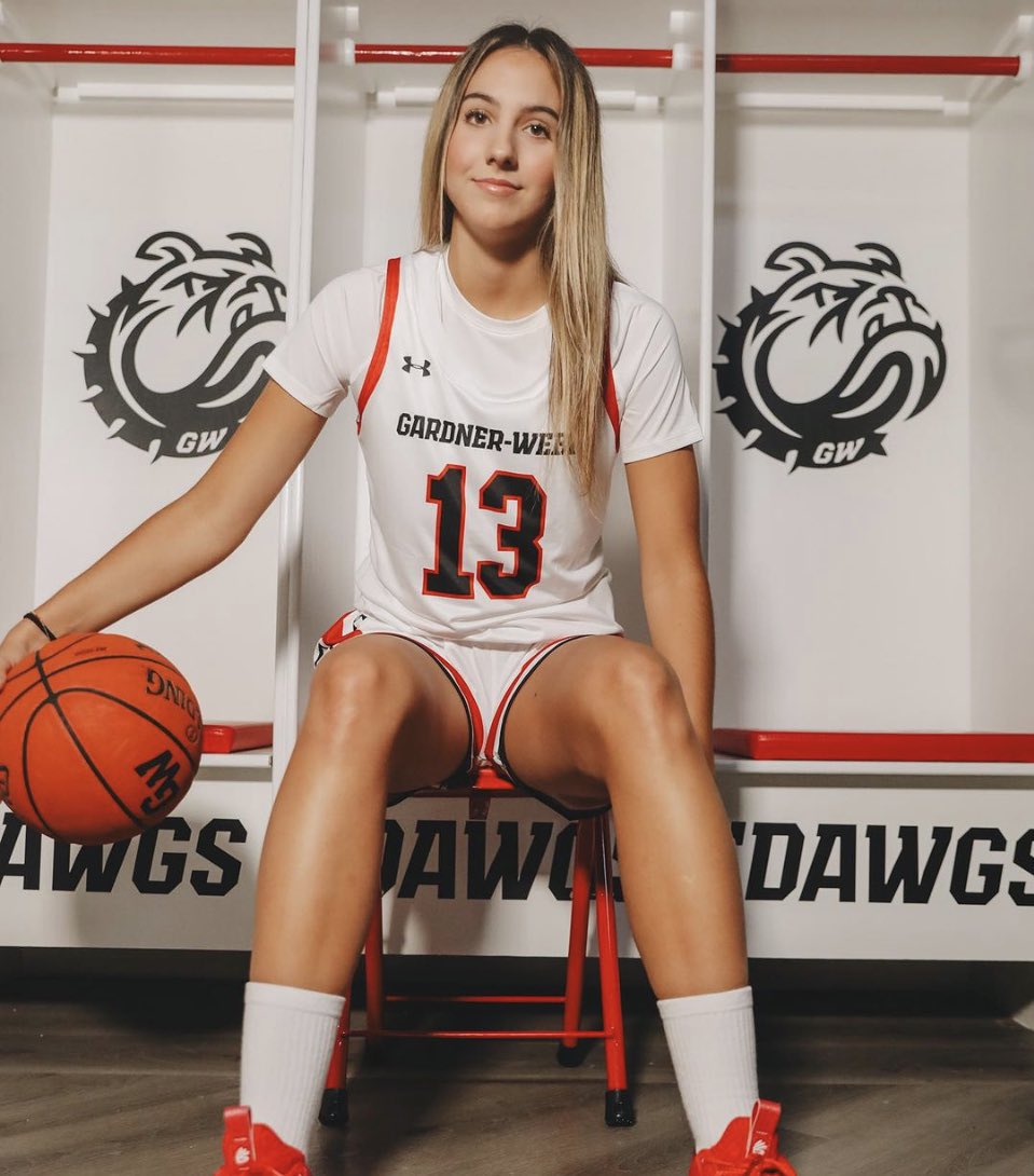 EliteSportsESP's tweet photo. @juuliagarciaa_ @Danielaalopezp @carlaviegaas @paulaatiradoo @silvigonzn @martina_boba @RodellarEsther @GarciiaMaaria @paulaalopezz_12 @nilemugira @clauclement_ ⛹🏻‍♀️ Andrea Martínez 
🎓 Gardner Webb U.
🏀 NCAA D1 / FR
🎯 9 puntos
💪 4 rebotes
🎁 1 asistencia 
⏰ 31 minutos 

@andreamr96 https://t.co/U65lPR9wcr