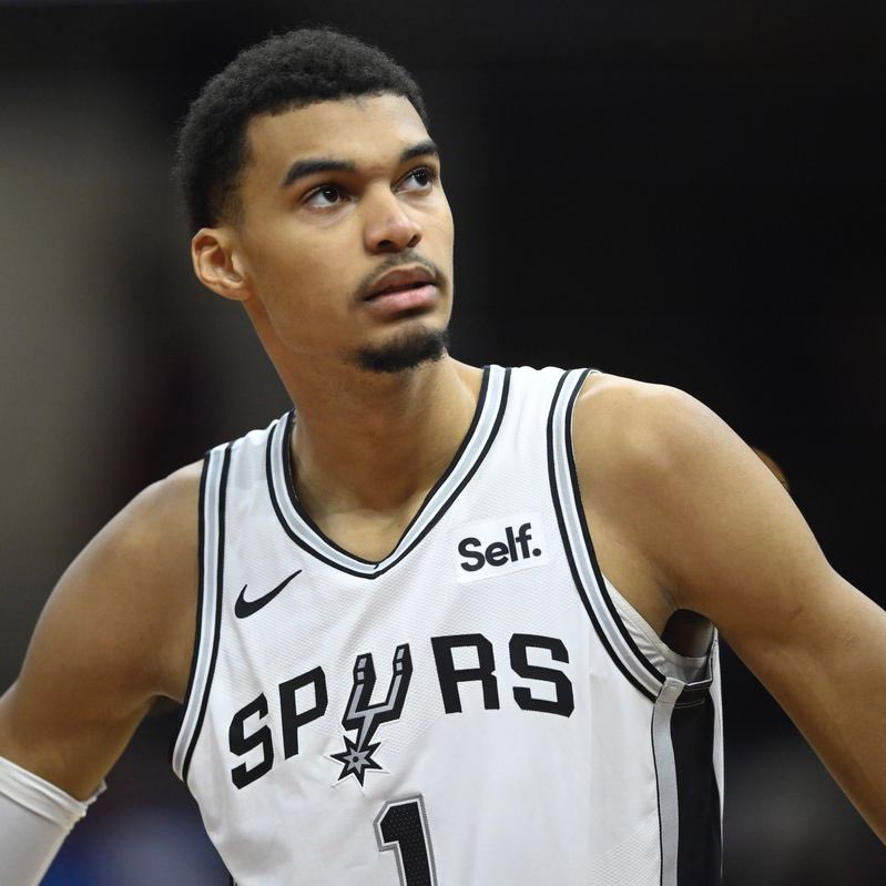 LegionHoops's tweet photo. Spurs staff have been advised never to phone Victor Wembanyama after 9:30. That’s when he reads for an hour and falls asleep.

Wemby is locked in. 📖 

(via Mike Monroe / @TheAthletic) https://t.co/ZI3sSZqY2d