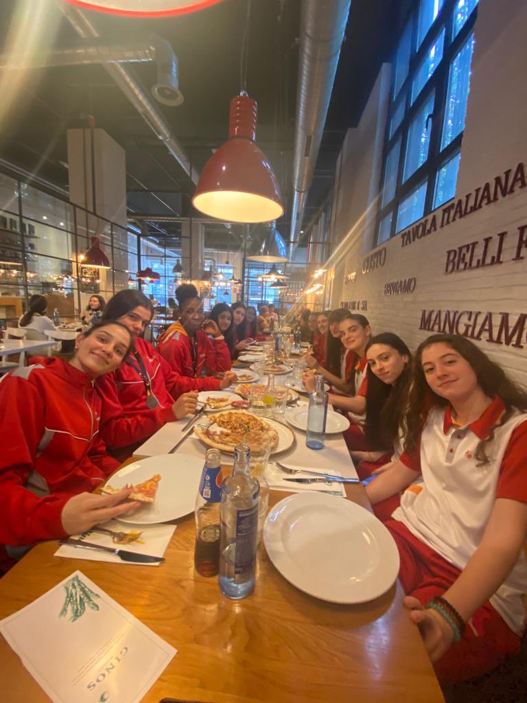 Qué buen rato han pasado y qué bien han comido nuestras chicas de la selección infantil femenina en @GinosRistorante (C/. Duque de la Victoria, Valladolid) 🍕🍕🍕 ¡Gracias amigos!