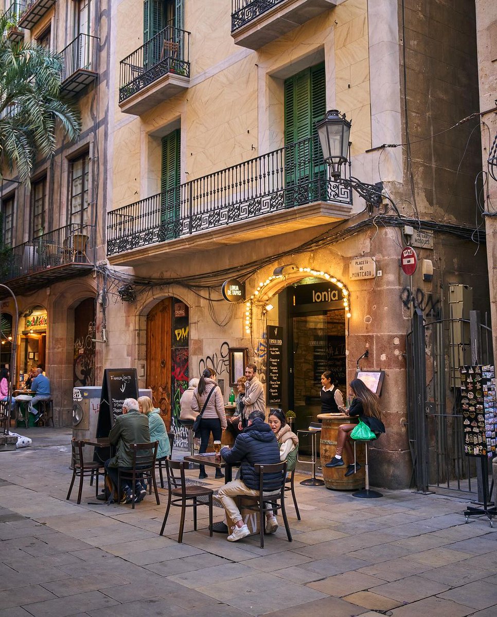 thisis_bcn_EN's tweet photo. Exploring the streets... Is there a better way to start the week? 👣
📸 bcnmagica (IG)
#visitbarcelona #streetsofbarcelona https://t.co/c3U6jb2XfA