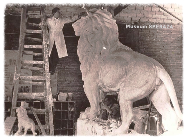 PerazaSculptor's tweet photo. Fotos del recuerdo, B/N es mi papá QEPD terminando el modelo del león, que posteriormente se fundió en bronce y se colocó en lo alto del arco de la Calzada. 
Foto a color, en una visita que hicimos juntos a #Leon #guanajuato  VIVA FELIZ 448 Aniversario de #Leongto . @CulturaLeon https://t.co/cBvtP4Veon