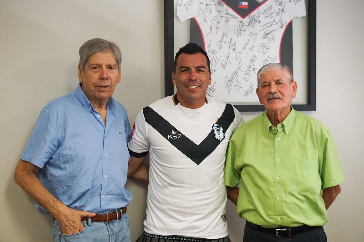 StgoMorningFem's tweet photo. UN HISTÓRICO BOHEMIO 🤩
Recibimos la grata visita del ídolo bohemio Esteban Paredes, quien fue formado en nuestra institución y es parte importante de la historia del fútbol chileno. Además del expresidente Demetrio Marinakis, quien también marcó presencia en este gran momento https://t.co/gVKbTfErYl