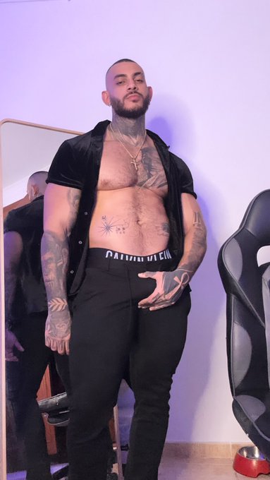 How do I look in black?😏  https://t.co/Wy9fRe6Ox2 https://t.co/TakEXHNM0j