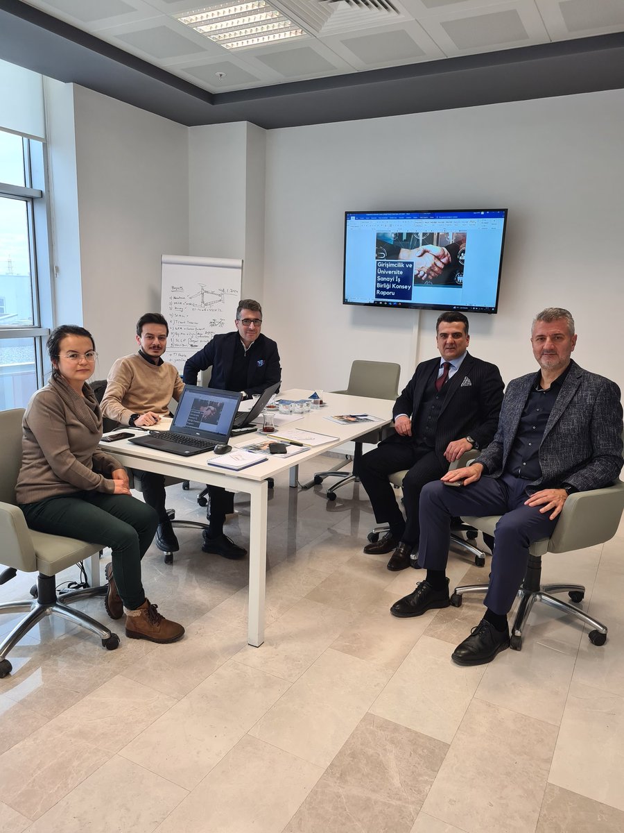 Bursa Ticaret ve Sanayi Odası Girişimcilik ve Üniversite Sanayi İşbirliği Konseyi'mizin çalıştay raporu için Konsey Başkanımız Hakan Hacızade, Butekom Genel Müdürü'müz Murat Kurtlar ve çalışma arkadaşlarımız ile bir araya geldik.