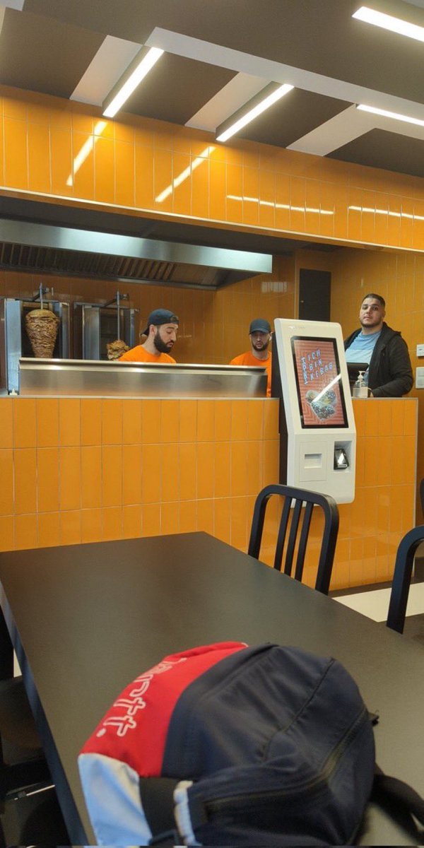 PilooYtb's tweet photo. Pourquoi dans le kebab de mon coin, les chefs c’est yassencore et rebeudeter mdrrrr ??? https://t.co/vnOchBL65Z