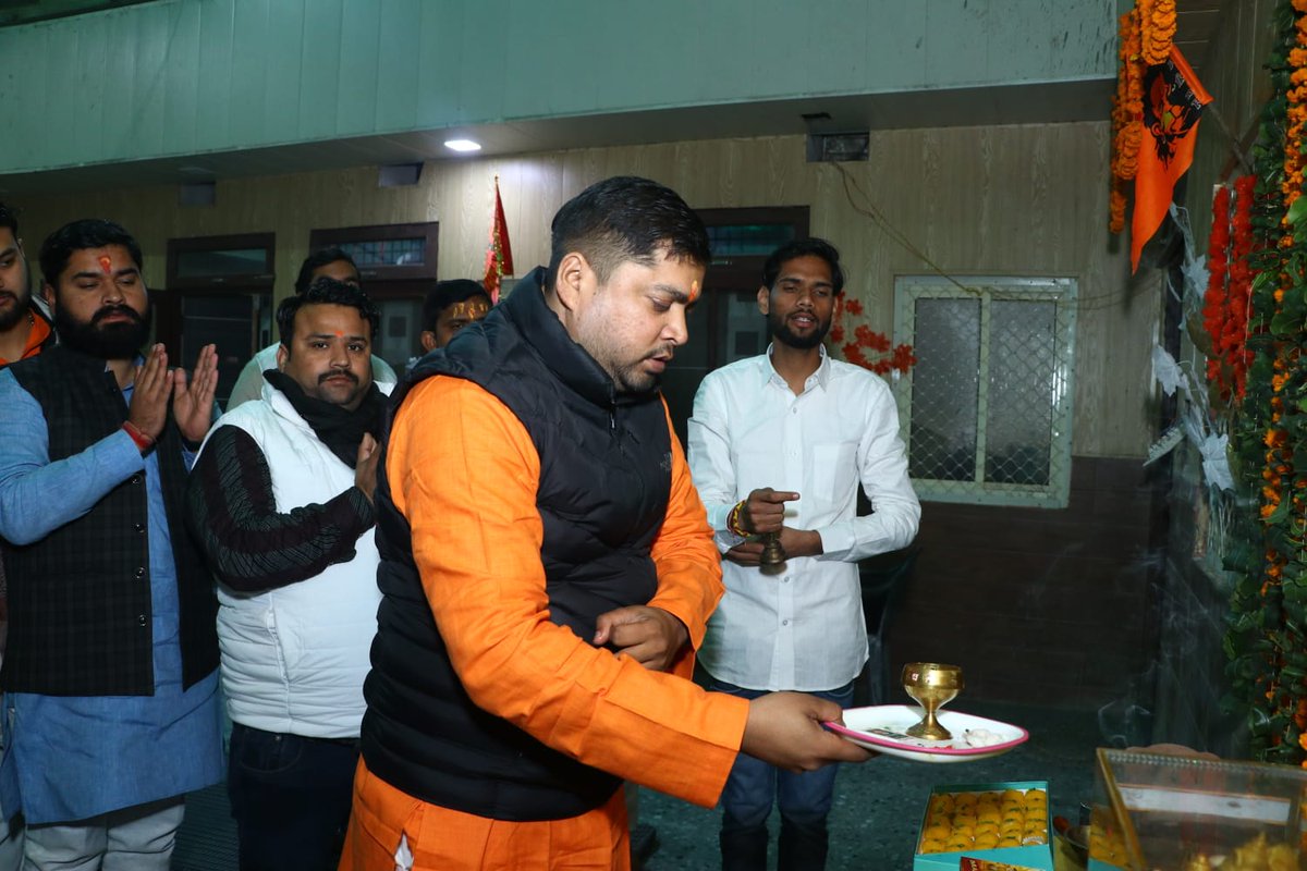 Thetanyasingh's tweet photo. वर्षों की प्रतीक्षा को पूर्ण होते देख 
जगमगा उठा अभाविप ब्रज प्रांत,कार्यालय 

श्रीराम जन्मभूमि अयोध्या में प्राण प्रतिष्ठा समारोह के दिन राममय हुआ अभाविप का ब्रज प्रांत कार्यालय। 
#AyodhyaDham #RamMandir https://t.co/HogdZIHzGo