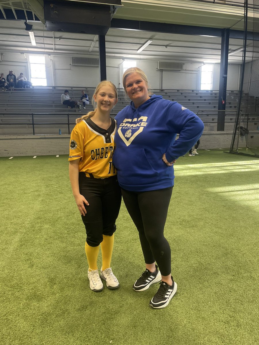 Thank you @DiehlLindsay and @DrakeSoftball for an amazing camp. It was great meeting all the coaches and team members. It was great to be there with my teammate @corinamiller26 @BullockChicago @SbCheetahs @rsmidwest @CORE1inc