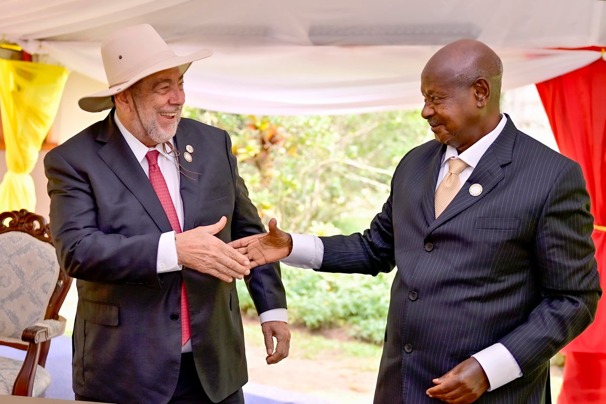 StateHouseUg's tweet photo. 📸Sharing is caring 🇻🇨🇺🇬
President @KagutaMuseveni gifts his hat to H.E. Ralph E. Gonsalves, Prime Minister of St. Vincent and the Grenadines.

#G77ChinaSummitUg24 https://t.co/D8btSj7hIi