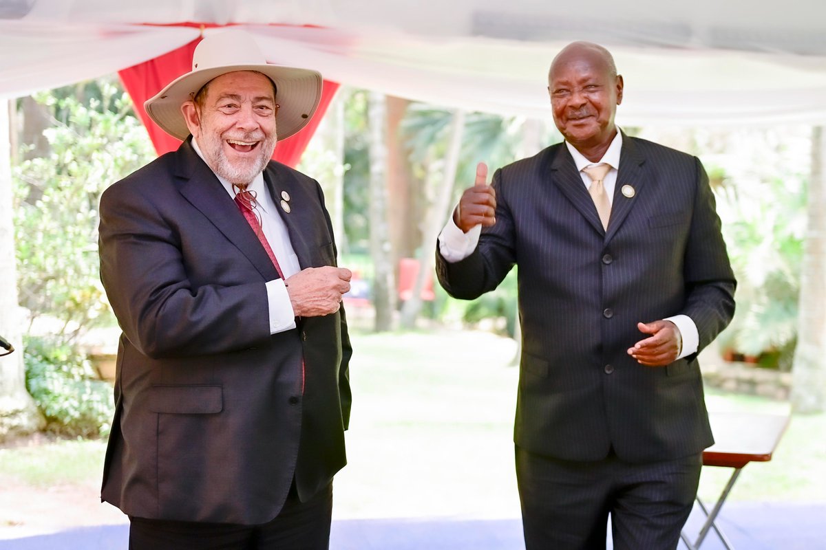 📸Sharing is caring 🇻🇨🇺🇬
President @KagutaMuseveni gifts his hat to H.E. Ralph E. Gonsalves, Prime Minister of St. Vincent and the Grenadines.

#G77ChinaSummitUg24