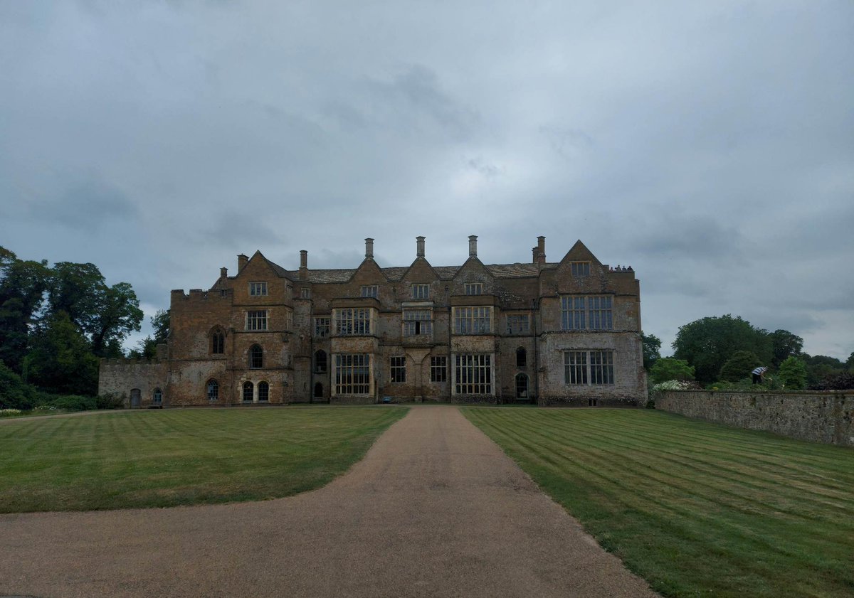bloxbatts's tweet photo. Very sad to hear of the passing at the age of 103 of Nathaniel Fiennes, 21st Baron Saye and Sele, at the weekend. Every year I would take a large group of pupils to visit Broughton Castle, the family home since 1377, and he was always welcoming and kind. https://t.co/KgmZ9h397n