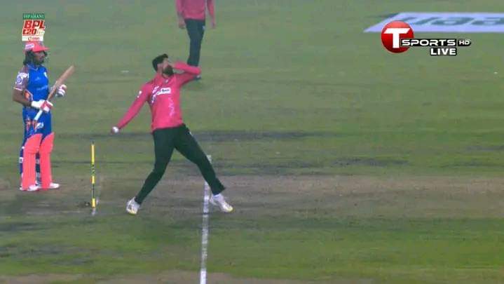 শোয়েব মালিকের সেই বিতর্কিত ওভারের একটি নো বলের দৃশ্য। ছবি : টুইটার