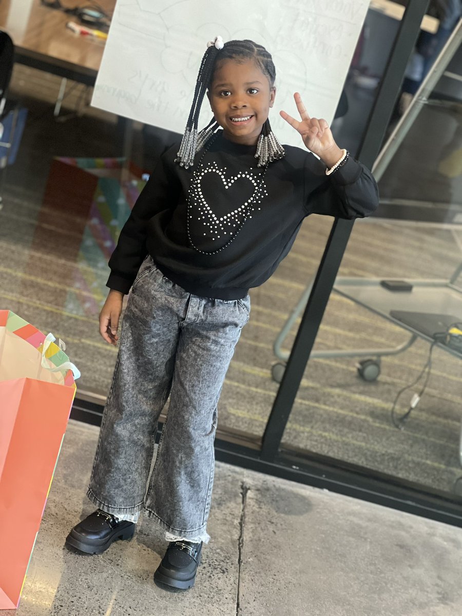 t_muvaaa's tweet photo. Congratulations to my baby for getting a reward I’m so proud of her 🫶🏽💕 https://t.co/wqRKPgU8SI