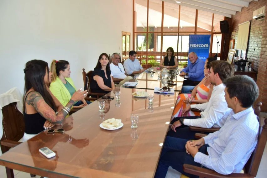 Margaria_Flor's tweet photo. Fuimos recibidas en la Muni por el Sec. de Gobierno, Alfredo Estrada, el Dir. de Gestión Comercial, Pablo Civeriati y su equipo de trabajo, quienes junto a @faustoangelbrandolin, presidente de @fedecomcba y miembros del Centro Comercial, comenzamos a desarrollar el programa. https://t.co/oDWk2MCidu
