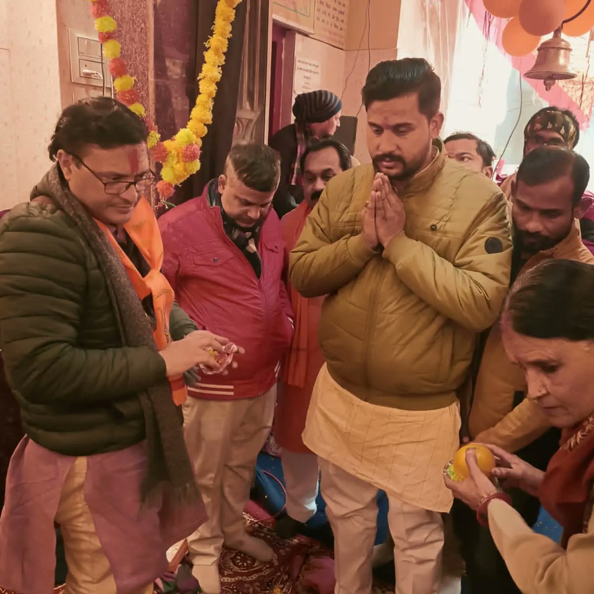 DishantShukla5's tweet photo. श्री #अयोध्या_धाम के श्रेष्ठतम #आध्यात्मिक एवं #सांस्कृतिक केंद्र के रूप में पुनर्स्थापन एवं सकल आस्था के केंद्र श्री रामलला के विग्रह की #प्राण_प्रतिष्ठा के अवसर पर अपने वार्ड में #सुंदर_काण्ड एवम् #प्रसाद_वितरण कर सभी को मंगलकामनाएँ प्रेषित कीं 
#जय_श्रीराम  #AyodhyaRamMandir https://t.co/iiFltLBbrG