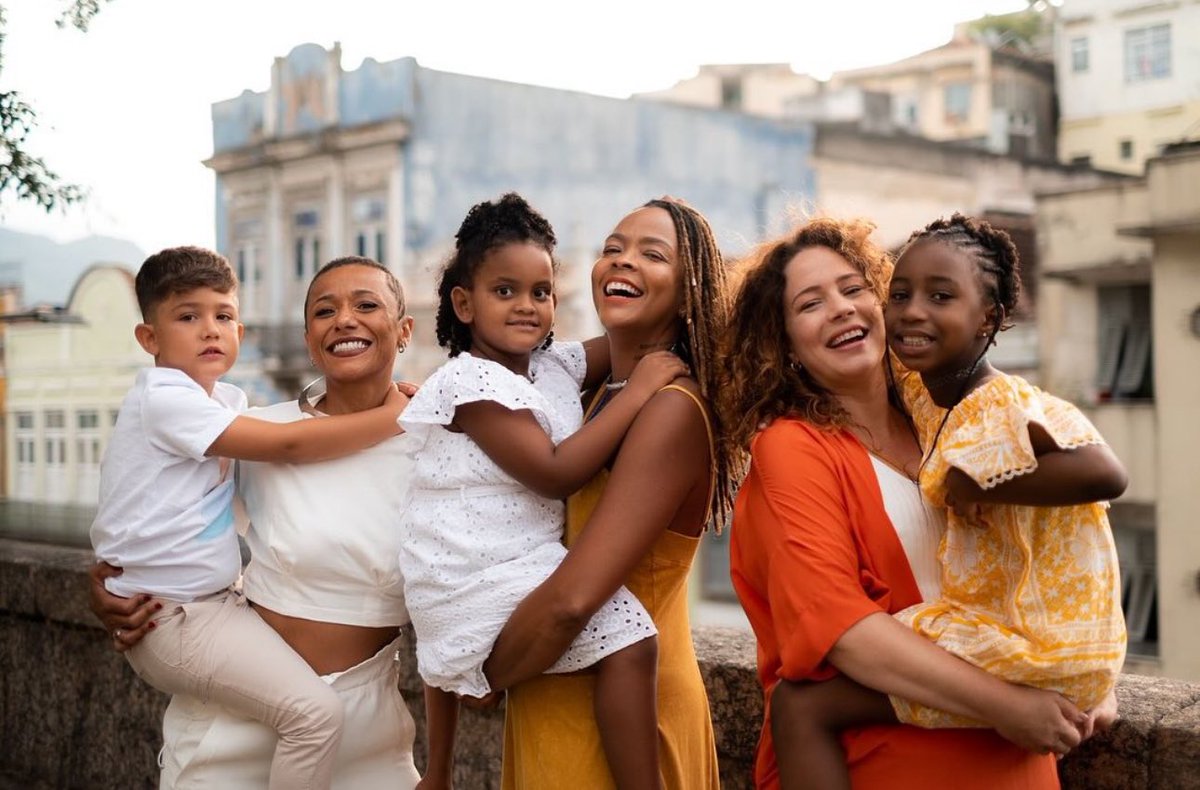 taniamcsanches's tweet photo. Vem aí a 1 escola Afro-brasileira no Rio de Janeiro, mais precisamente, na Tijuca.

Conheça as sócias da Escola Afro-brasileira Maria Felipa - unidade Rio de Janeiro 

Bárbara Carine - é mãe, mulher negra cis, baiana, professora, pós-doutora em educação, escritora, palestrante, influenciadora, sócia-idealizadora da escola afro-brasileira Maria Felipa. Fundou a primeira escola afro-brasileira do país (1• escola do nosso país registrada no MEC como Afro-brasileira) em Salvador no ano de 2018 com a chegada de sua filha ianinha por meio de um processo de adoção.

Maju Passos - é mãe, bailarina, produtora cultural, empresária, sócia-administradora da escola afro-brasileira Maria Felipa Salvador desde 2020. Investiu na escola no duro período do isolamento social em setembro de 2020, visando a não extinção da escola, que passava por problemas financeiros naquele cenário, bem como com a finalidade de encontrar na Maria Felipa um espaço educacional seguro que formasse o seu filho Ayo (uma criança socialmente branca) para ser um aliado seu, ao longo da vida.

Leandra Leal - é mãe, atriz, diretora, autora, produtora, empresária e a mais nova sócia da escola afro-brasileira Maria Felipa RJ. Leandra, desde maio de 2023, tem construído conosco o sonho da unidade Rio de Janeiro. Tudo isso por acreditar na necessidade de uma educação afro referenciada e contra-colonial para a sua filha Juju e para todas as crianças do nosso país.

Três mulheres unidas por um sonho de maternagem: o sonho de uma educação emancipatória para suas crianças. Venha sonhar esse sonho com a gente também. 

Vem aí a Escola Afro-brasileira Maria Felipa - Unidade Rio de Janeiro (primeiro ano letivo em 2025).

#vemsermariafelipa 

Fonte: @escolamariafe 
Foto: @guiburgos 📸😍