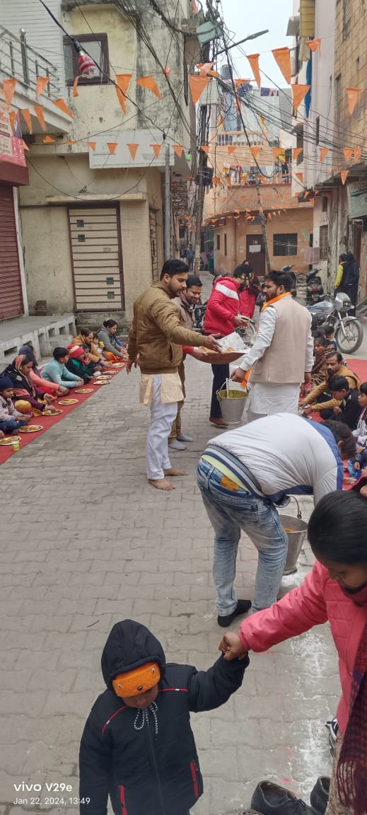 DishantShukla5's tweet photo. श्री #अयोध्या_धाम के श्रेष्ठतम #आध्यात्मिक एवं #सांस्कृतिक केंद्र के रूप में पुनर्स्थापन एवं सकल आस्था के केंद्र श्री रामलला के विग्रह की #प्राण_प्रतिष्ठा के अवसर पर अपने वार्ड में #सुंदर_काण्ड एवम् #प्रसाद_वितरण कर सभी को मंगलकामनाएँ प्रेषित कीं 
#जय_श्रीराम  #AyodhyaRamMandir https://t.co/iiFltLBbrG