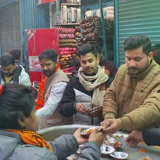 DishantShukla5's tweet photo. श्री #अयोध्या_धाम के श्रेष्ठतम #आध्यात्मिक एवं #सांस्कृतिक केंद्र के रूप में पुनर्स्थापन एवं सकल आस्था के केंद्र श्री रामलला के विग्रह की #प्राण_प्रतिष्ठा के अवसर पर अपने वार्ड में #सुंदर_काण्ड एवम् #प्रसाद_वितरण कर सभी को मंगलकामनाएँ प्रेषित कीं 
#जय_श्रीराम  #AyodhyaRamMandir https://t.co/iiFltLBbrG