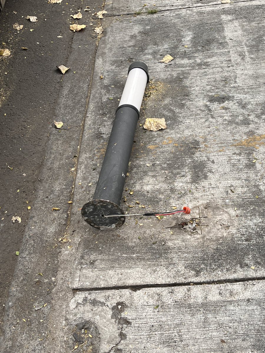 KiutaV's tweet photo. Hola, en la av. Diagonal de San Antonio había unos pequeños postes de luz que colocaron la Alcaldía pero uno de ellos estaba en el suelo y así se mantuvo hasta que el Sábado se lo llevaron y dejaron los cables expuestos.
@BJAlcaldia @En_Narvarte https://t.co/C8FViPhPZk