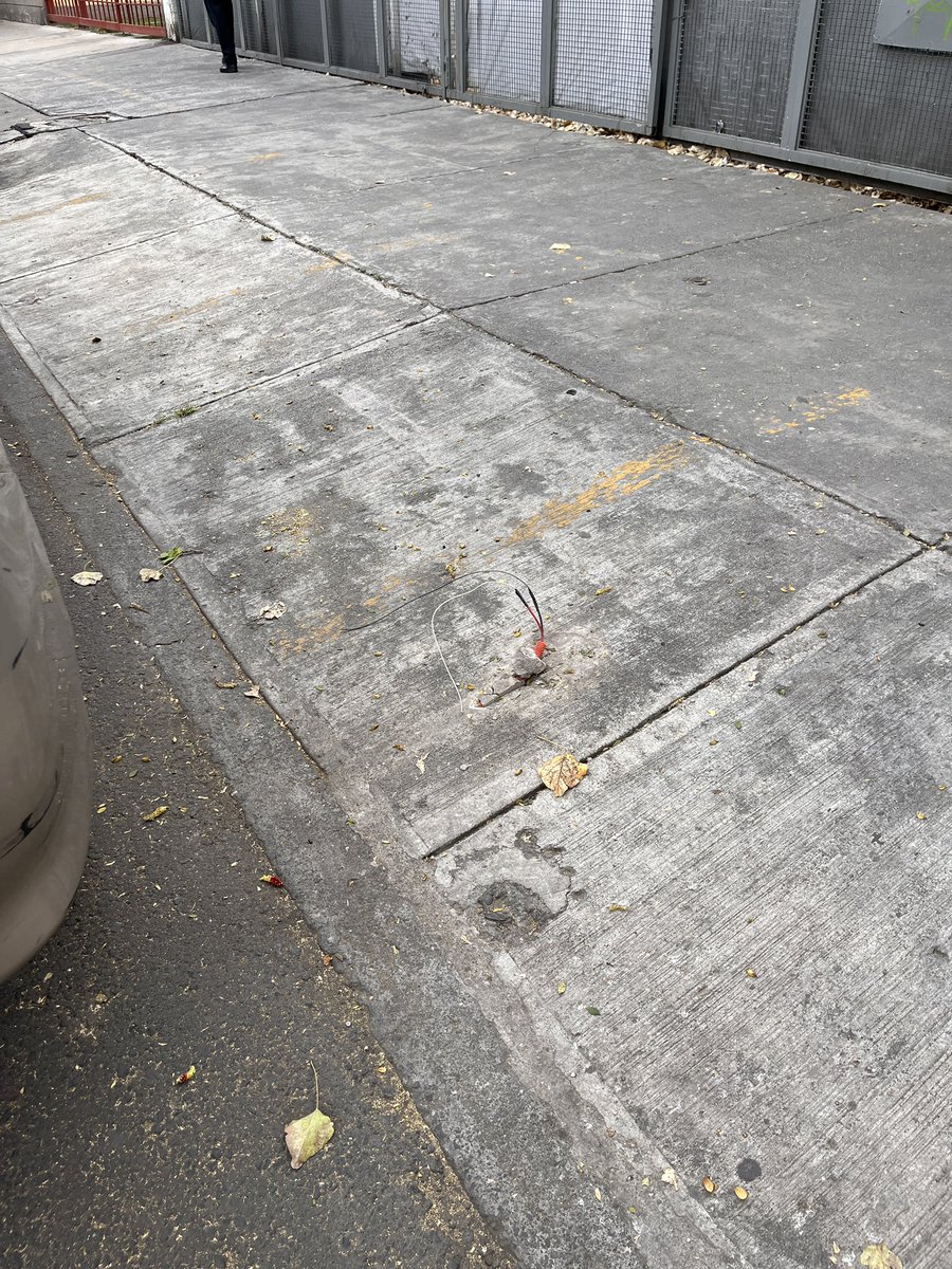 KiutaV's tweet photo. Hola, en la av. Diagonal de San Antonio había unos pequeños postes de luz que colocaron la Alcaldía pero uno de ellos estaba en el suelo y así se mantuvo hasta que el Sábado se lo llevaron y dejaron los cables expuestos.
@BJAlcaldia @En_Narvarte https://t.co/C8FViPhPZk