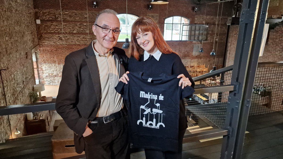 GerardoQuietMan's tweet photo. Hoy hemos tenido grabación con la estupenda @lapolvorrosa, desde ya, Madrina de @DiasDeCine. Es protagonista de #Unmaldíalotienecualquiera de @eva_hache. Gracias a @laTostadora_com https://t.co/hrFx6K4Zwv