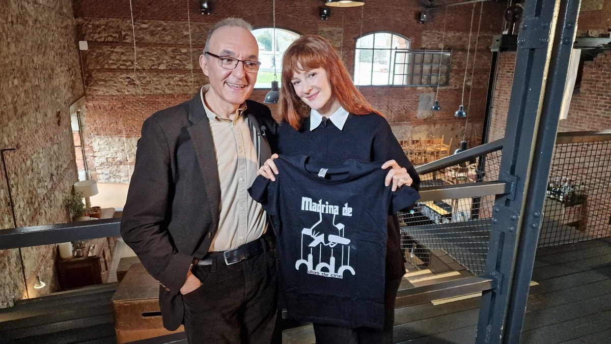 GerardoQuietMan's tweet photo. Hoy hemos tenido grabación con la estupenda @lapolvorrosa, desde ya, Madrina de @DiasDeCine. Es protagonista de #Unmaldíalotienecualquiera de @eva_hache. Gracias a @laTostadora_com https://t.co/hrFx6K4Zwv