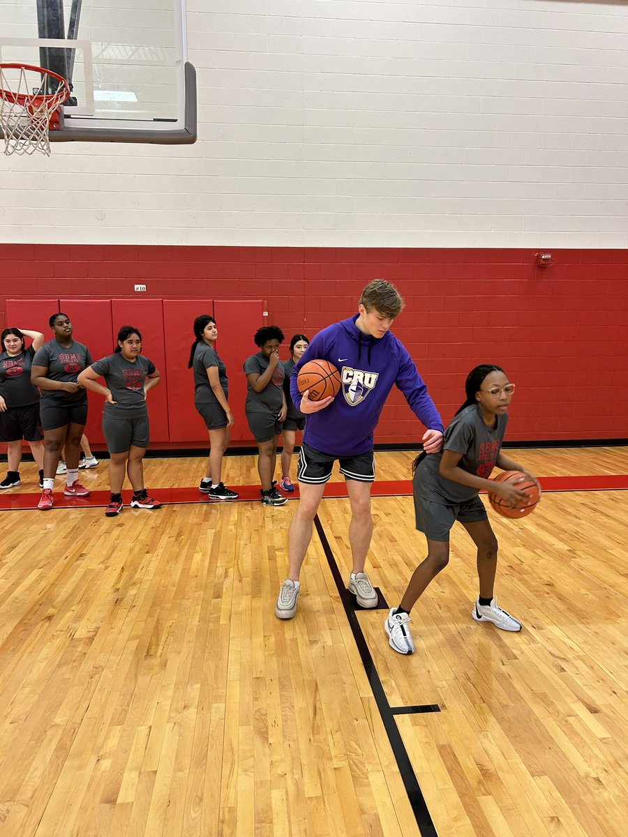 cru_basketball's tweet photo. Loved the energy this morning at @SouthBeltonMS, the team had a chance to work with the girls and boys. https://t.co/de5zQH4jxt