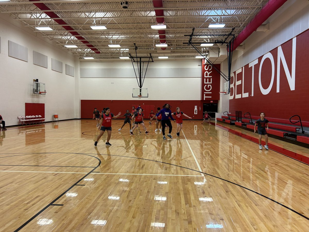 cru_basketball's tweet photo. Loved the energy this morning at @SouthBeltonMS, the team had a chance to work with the girls and boys. https://t.co/de5zQH4jxt