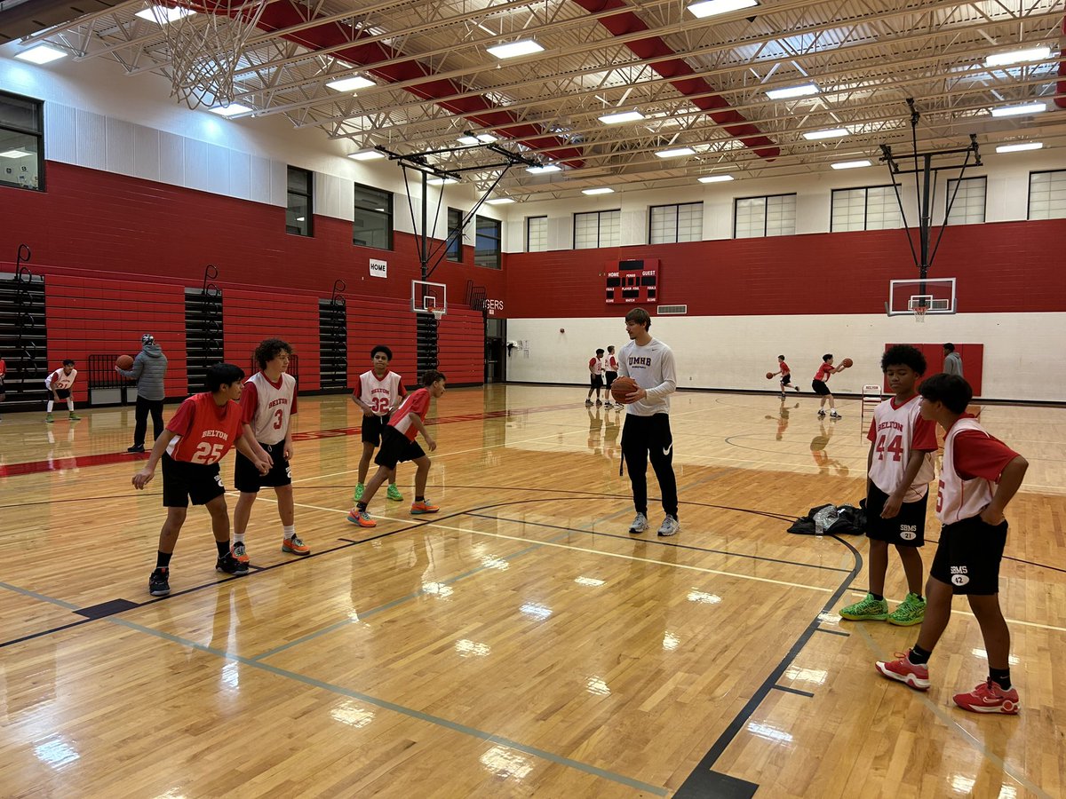 cru_basketball's tweet photo. Loved the energy this morning at @SouthBeltonMS, the team had a chance to work with the girls and boys. https://t.co/de5zQH4jxt