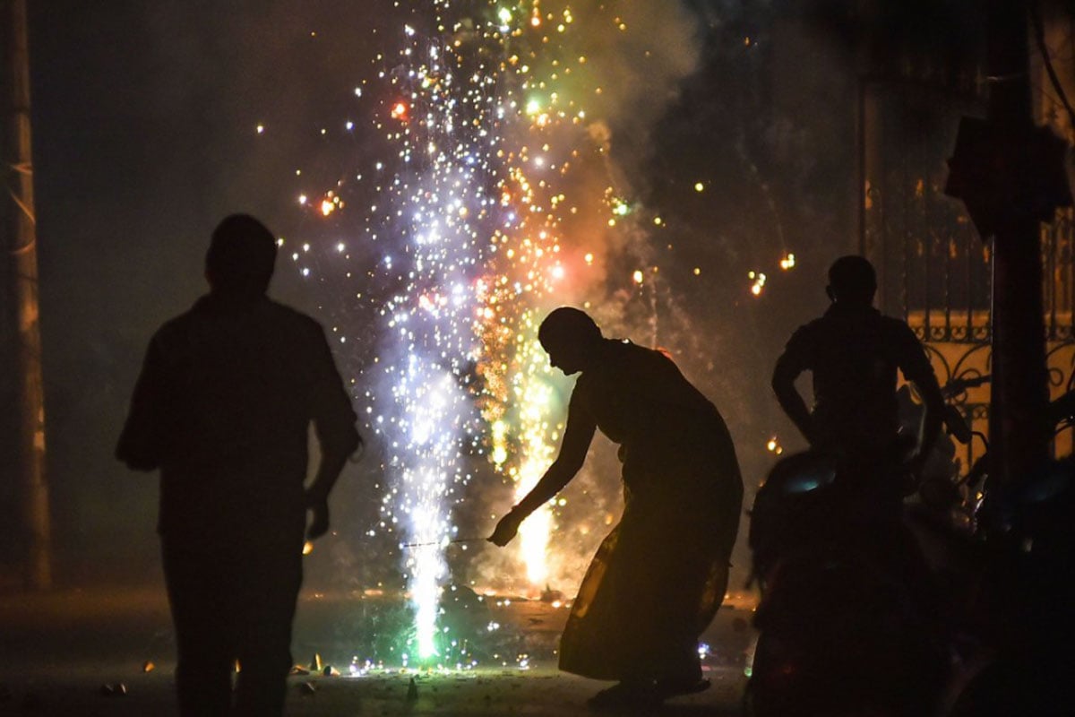 wokeshwar's tweet photo. Firecrackers bursting continously in the heart of woke South Delhi. This is not my idea of I.N.D.I.A not the India I grew up in, shaking!! https://t.co/W0C4ZQNBHl