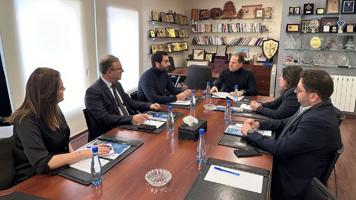 kataeb_Ar's tweet photo. الجمعية اللبنانية لحقوق المكلفين (ALDIC) تسلّم النائب #سامي_الجميّل تقريرها عن الإدارة المالية العامّة في #لبنان
https://t.co/mAifXu1UCR
@samygemayel 
@jtawile 
@PatrickRicha https://t.co/tEFZNHUxni