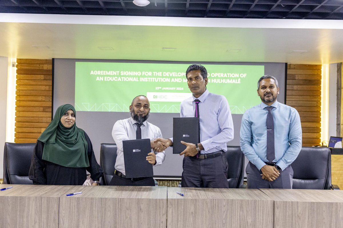 KokkomenSchool's tweet photo. Today, Al-Madheena Investment and Housing Development Corporation (HDC) officially signed an agreement to construct an Educational Institution, Madheena International School, and a mosque named Masjid Aisha (رضي الله عنها) in Hulhumale. https://t.co/nQHdbFaGV3