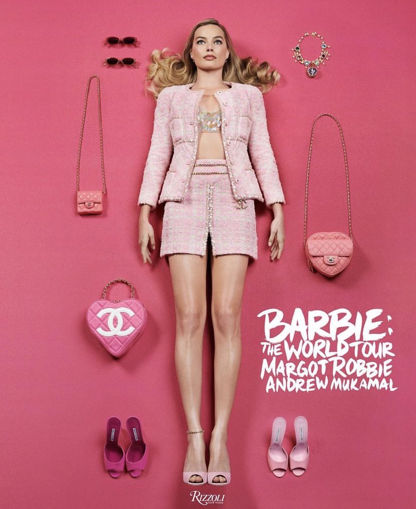 VersaceVenus_'s tweet photo. Margot Robbie’s stylist Andrew Mukamal is releasing a book all about her Barbie looks!!!! I SCREAMED https://t.co/AjQdaHfWRS