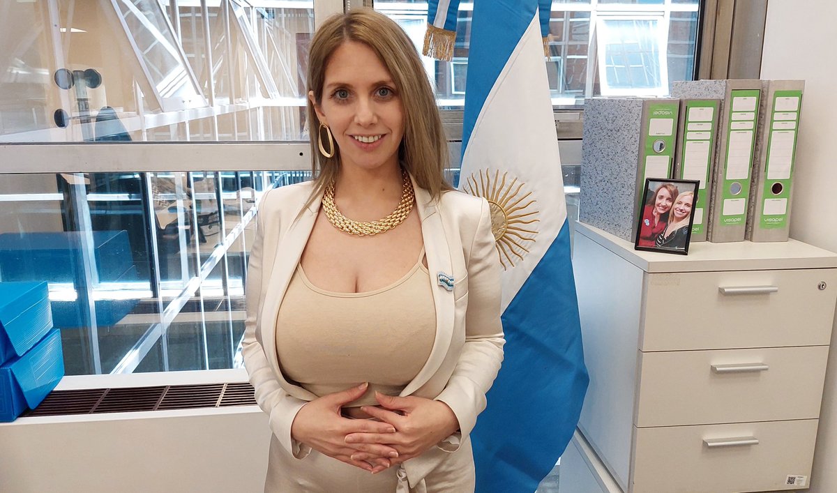 mcelestep's tweet photo. Feliz de tener la bandera de Argentina en mi despacho! https://t.co/BFNSKSuhmQ