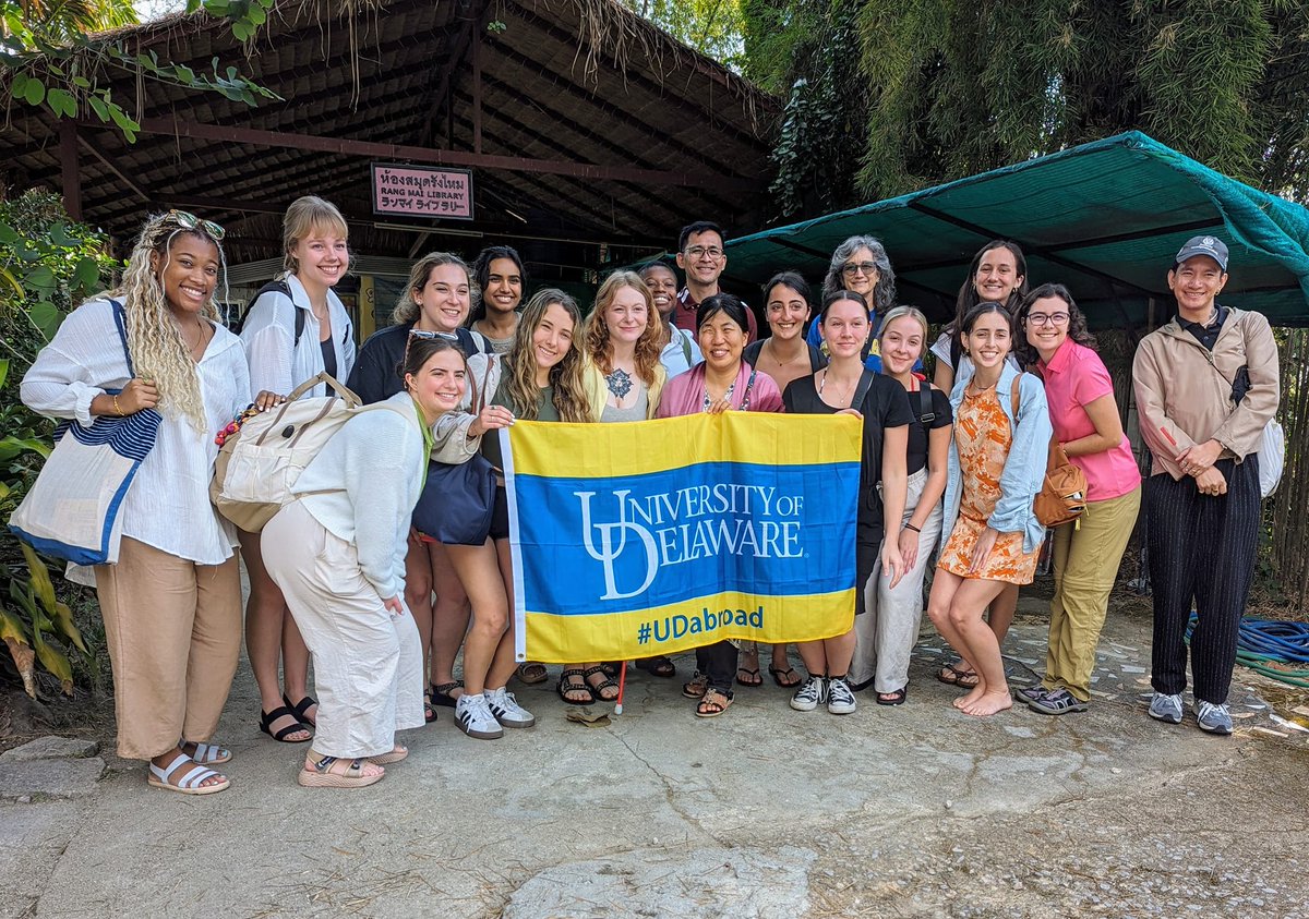 UDelaware's tweet photo. ๐Spreading a digital hug across the globe to our Blue Hens in Thailand, Australia, Paris, and beyond during #UDWinter session because no matter where you are, UD loves you! ๐๐ https://t.co/AyQrb45c7f