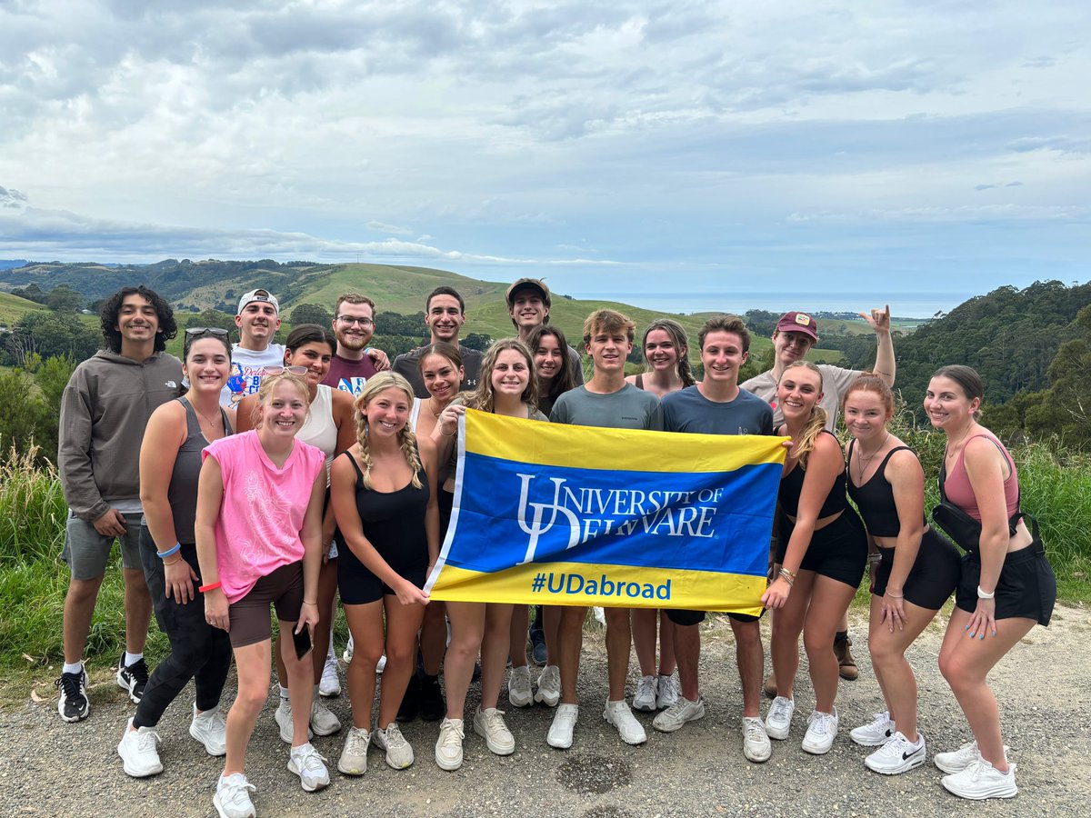 UDelaware's tweet photo. ๐Spreading a digital hug across the globe to our Blue Hens in Thailand, Australia, Paris, and beyond during #UDWinter session because no matter where you are, UD loves you! ๐๐ https://t.co/AyQrb45c7f