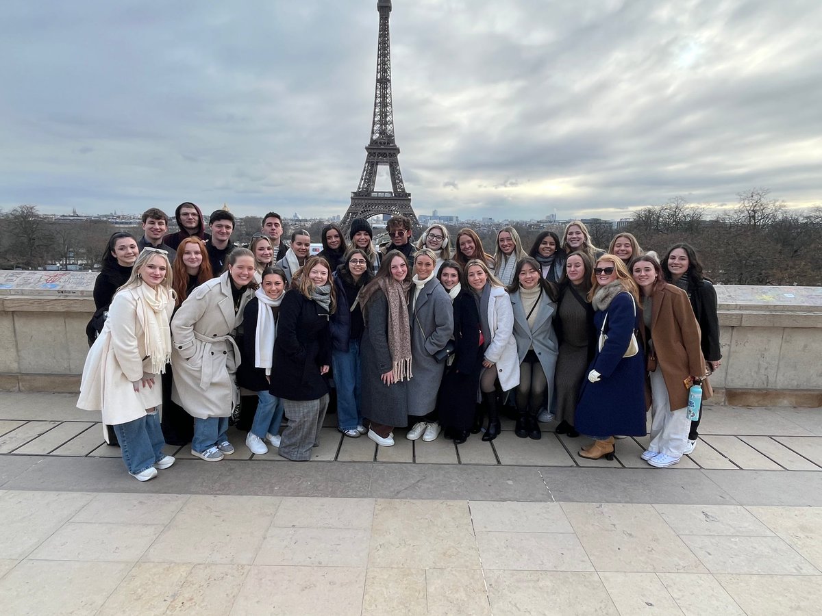 UDelaware's tweet photo. ๐Spreading a digital hug across the globe to our Blue Hens in Thailand, Australia, Paris, and beyond during #UDWinter session because no matter where you are, UD loves you! ๐๐ https://t.co/AyQrb45c7f