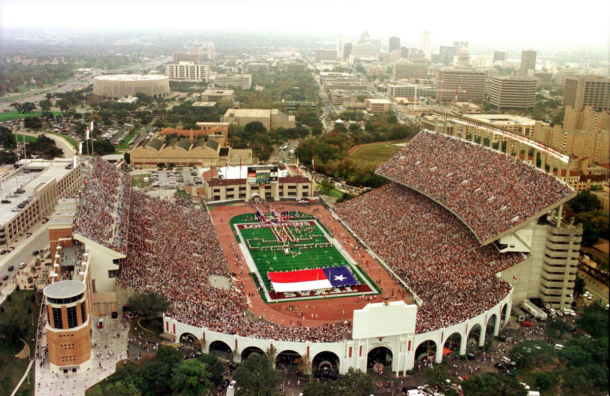 cfbcampustour's tweet photo. 5 FBS stadiums opened in 1924 &amp; are now 100 years old. Today we celebrate Darrell K Royal-Texas Memorial Stadium. 

DKR began with 27,000 seats &amp; was heralded as ‘the largest sports facility of its kind in the Southwest’

It’s grown to 100k+ &amp; will host UT🏈for another century🤘 https://t.co/busnChmiQv