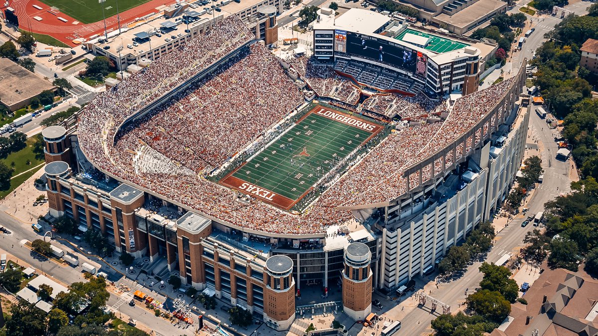 cfbcampustour's tweet photo. 5 FBS stadiums opened in 1924 &amp; are now 100 years old. Today we celebrate Darrell K Royal-Texas Memorial Stadium. 

DKR began with 27,000 seats &amp; was heralded as ‘the largest sports facility of its kind in the Southwest’

It’s grown to 100k+ &amp; will host UT🏈for another century🤘 https://t.co/busnChmiQv