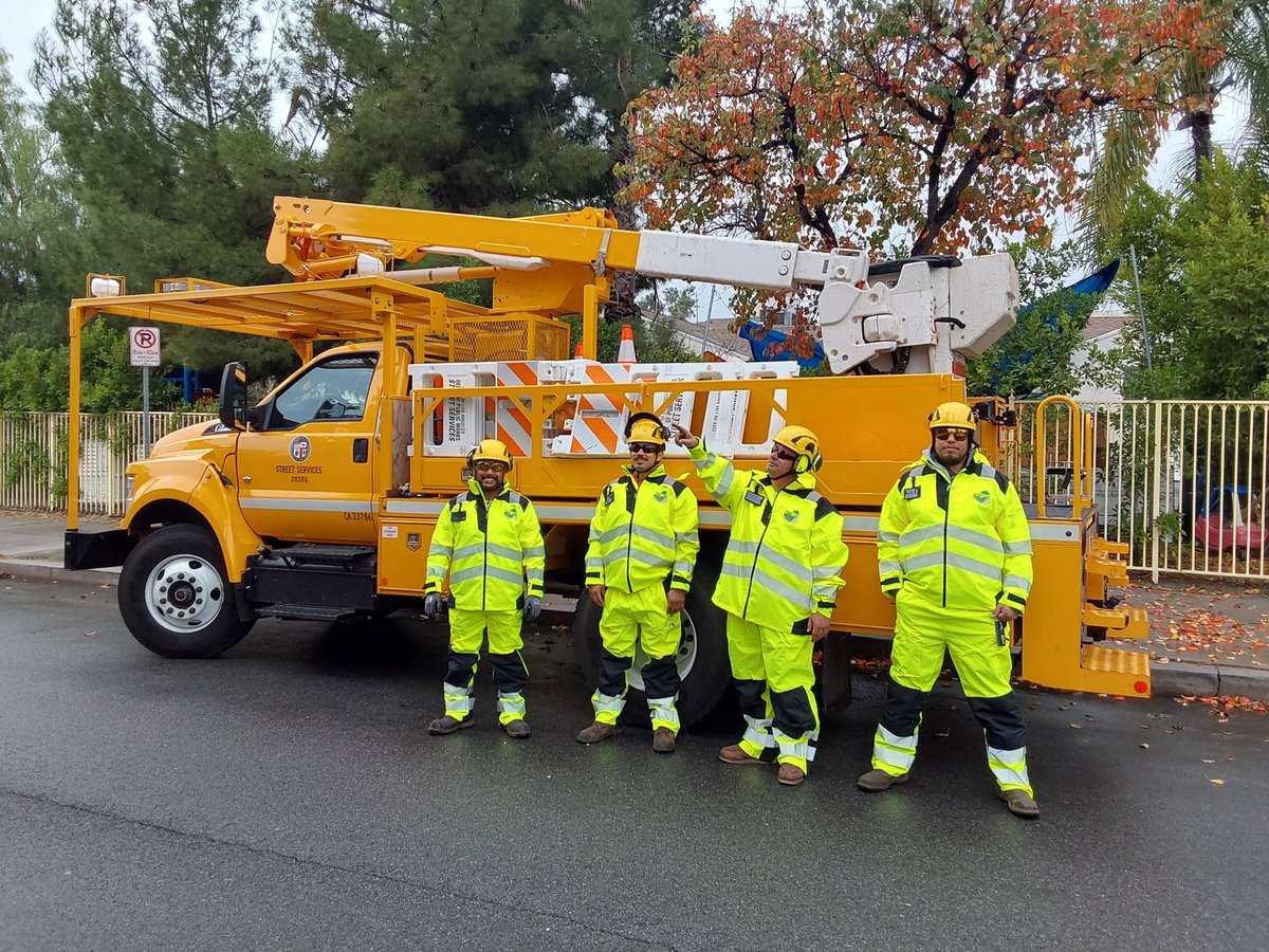 BSSLosAngeles's tweet photo. 📣 STORM RESPONSE

Our crews are responding to service requests related to today's storm.

Please call 311 or use the @MyLA311 app to report issues including tree emergencies like fallen tree limbs/branches &amp; mudslides.

Stay dry, LA! 🌧️

#AtYourService

@mayorofla @LACityDPW https://t.co/YQxIfHTHm0