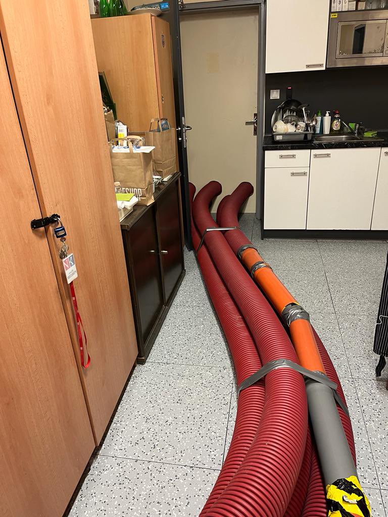 Když se správa budovy jedné nejmenované státní instituce rozhodne opravovat jediné funkční chlazení serverovny. 😏
Divím se, že akci nespustili konce července 😅