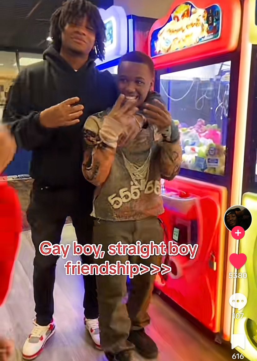 _asht0nn's tweet photo. these be the best &amp; funniest friendships idc https://t.co/Lr06a8yQ1m