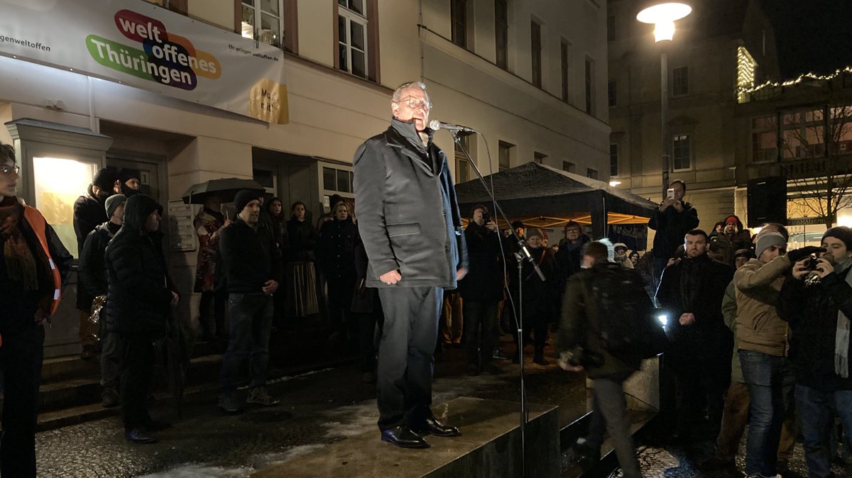 #Weimar: Nie wieder ist jetzt! Unser Ministerpräsident <a href="/bodoramelow/">Bodo Ramelow</a> spricht auf einem übervollen Platz bei der Kundgebung gegen #Faschismus und für #Demokratie. #NoAfD #antifaschismus #Thueringen #UnserThueringen #NieWiederIstJetzt