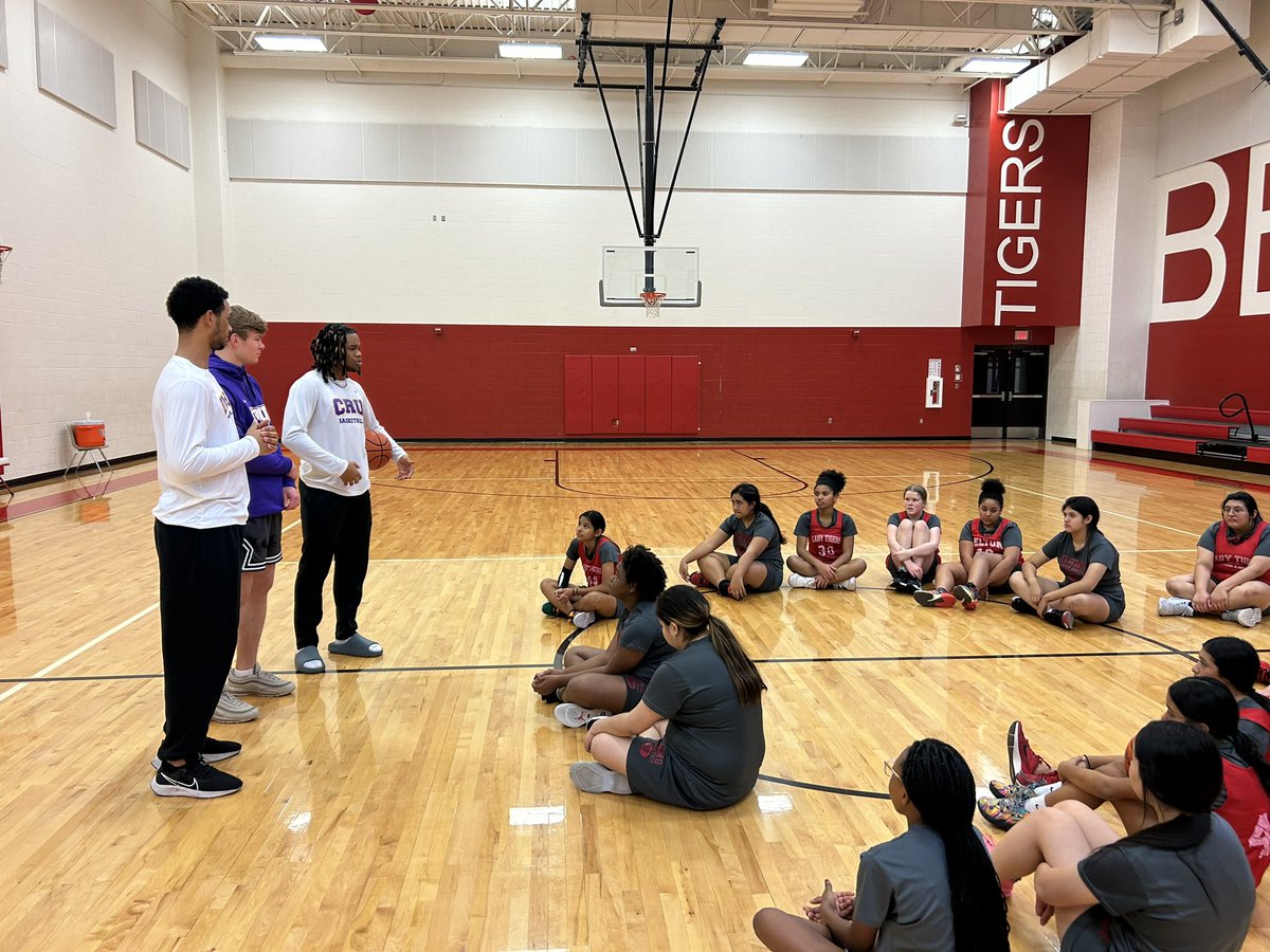 cru_basketball's tweet photo. The players spoke to the students about there college experience and  the importance of getting good grades @SouthBeltonMS,. https://t.co/UxZnnvKQmz
