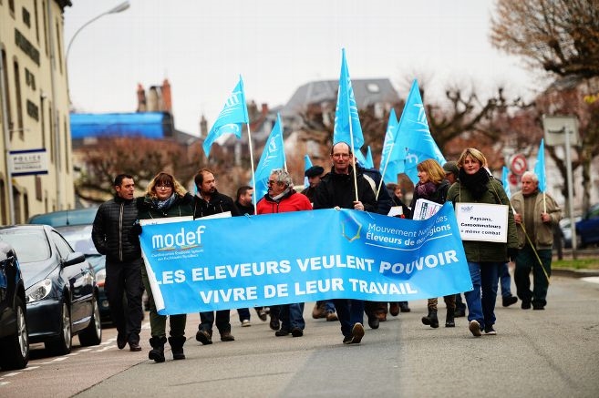 ModefNational's tweet photo. Le @ModefNational dénonce cette collusion vieille de 78 ans entre la #FNSEA et le #gouvernement. Le Modef a tjrs proposé des prix rémunérateurs garantis, encadrer les marges de la #GMS, 1 budget pr la #souveraineté #alimentaire et stopper les accords de #libre-échange.modef.fr/ https://t.co/XQN5kmm5dn