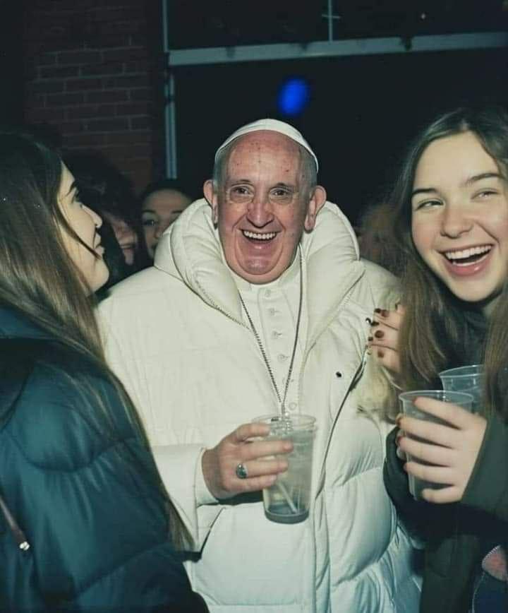 RjNol's tweet photo. I apologize in advance for the images, but something doesn't seem right here.
#WTFPope https://t.co/6PC6rdyQja